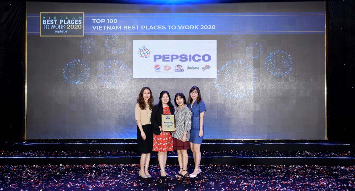Bà Hồ Thị Bạch Quyên - Giám đốc Tuyển dụng PepsiCo khu vực châu Á (Thứ 02 từ trái qua) cùng các thành viên nhóm tuyển dụng tại Hội nghị Nơi làm việc tốt nhất Việt Nam