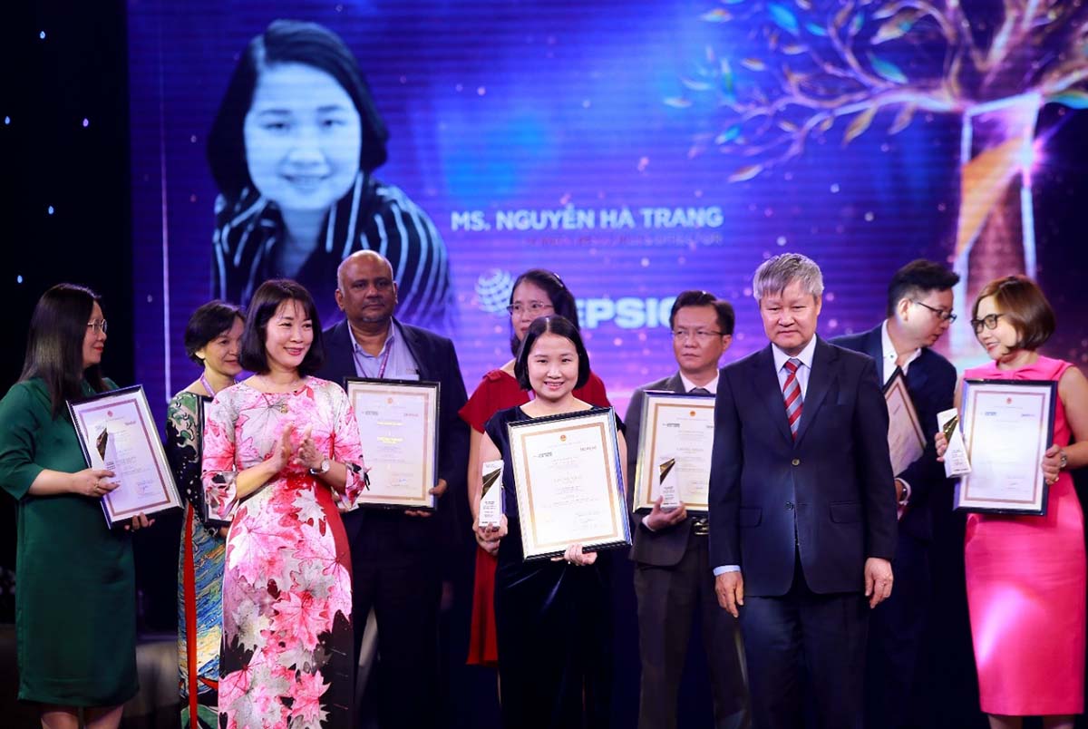 Bà Nguyễn Hà Trang - Giám đốc Nhân sự PepsiCo Foods Việt Nam tại lễ trao giải VN HR Awards 2020