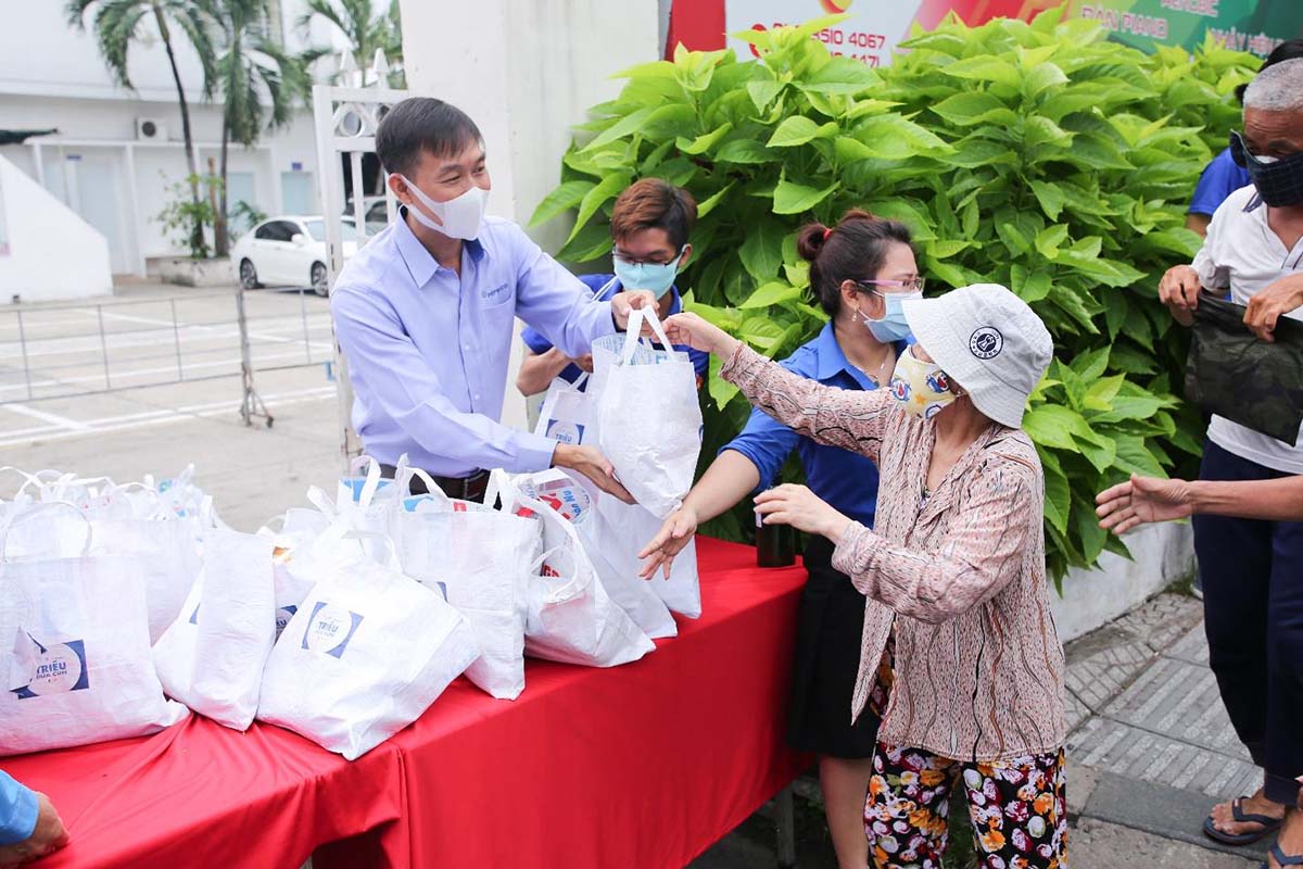 Ông Nguyễn Việt Hà, Giám đốc Thương mại PepsiCo Foods Việt Nam đang phát phần ăn cho bà con có hoàn cảnh khó khăn bị tác động bởi đại dịch Covid-19