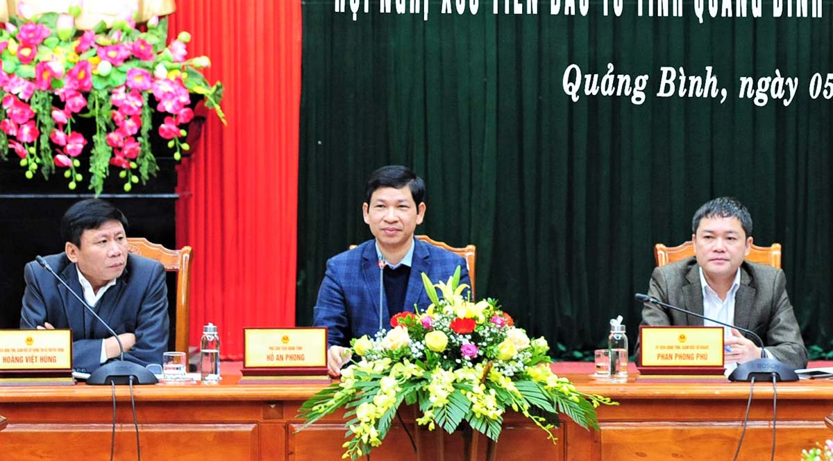 Ông Hồ An Phong (giữa) và lãnh đạo các sở chủ trì buổi họp báo về hội nghị xúc tiến đầu tư