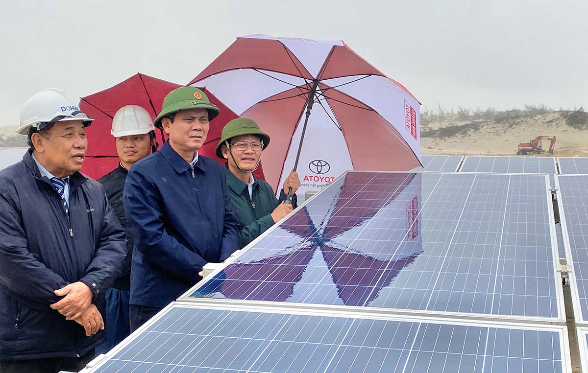 Ông Trần Thắng, Chủ tịch UBND tỉnh Quảng Bình, kiểm tra hệ thống pin năng lượng mặt trời dự án Nhà máy điện pin mặt trời Dohwa-Lệ Thủy