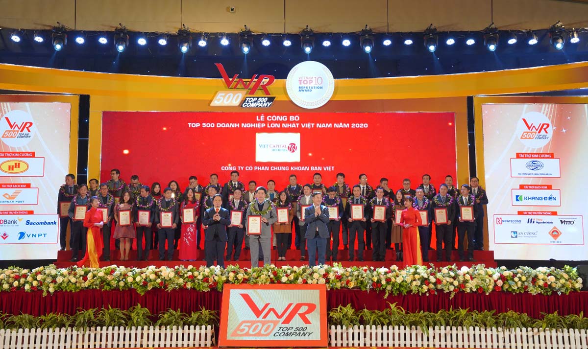 Ông Nguyễn Quang Bảo, Phó Tổng Giám Đốc VCSC vinh dự nhận giải thưởng VNR500