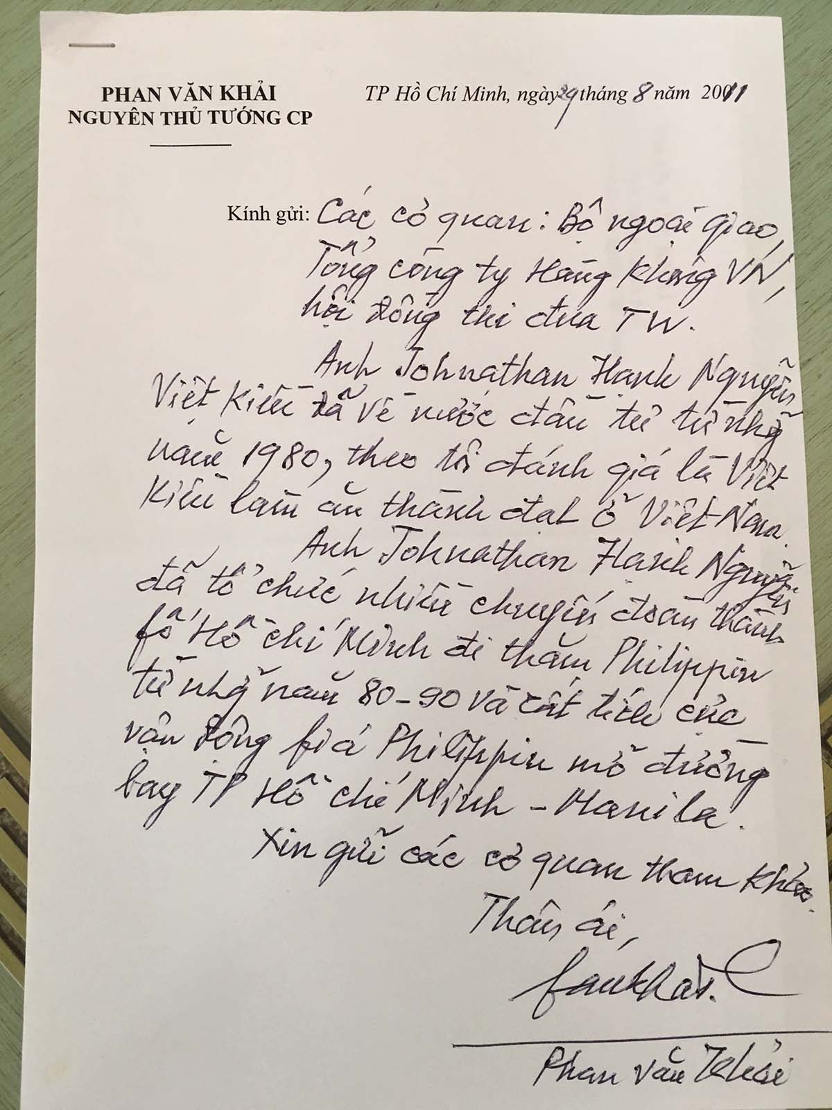 Bút tích của cố Thủ tướng Phan Văn Khải lúc sinh thời, ghi nhận đóng góp của ông Johnathan Hạnh Nguyễn trong việc mở đường bay TP.HCM - Manila vào năm 1985