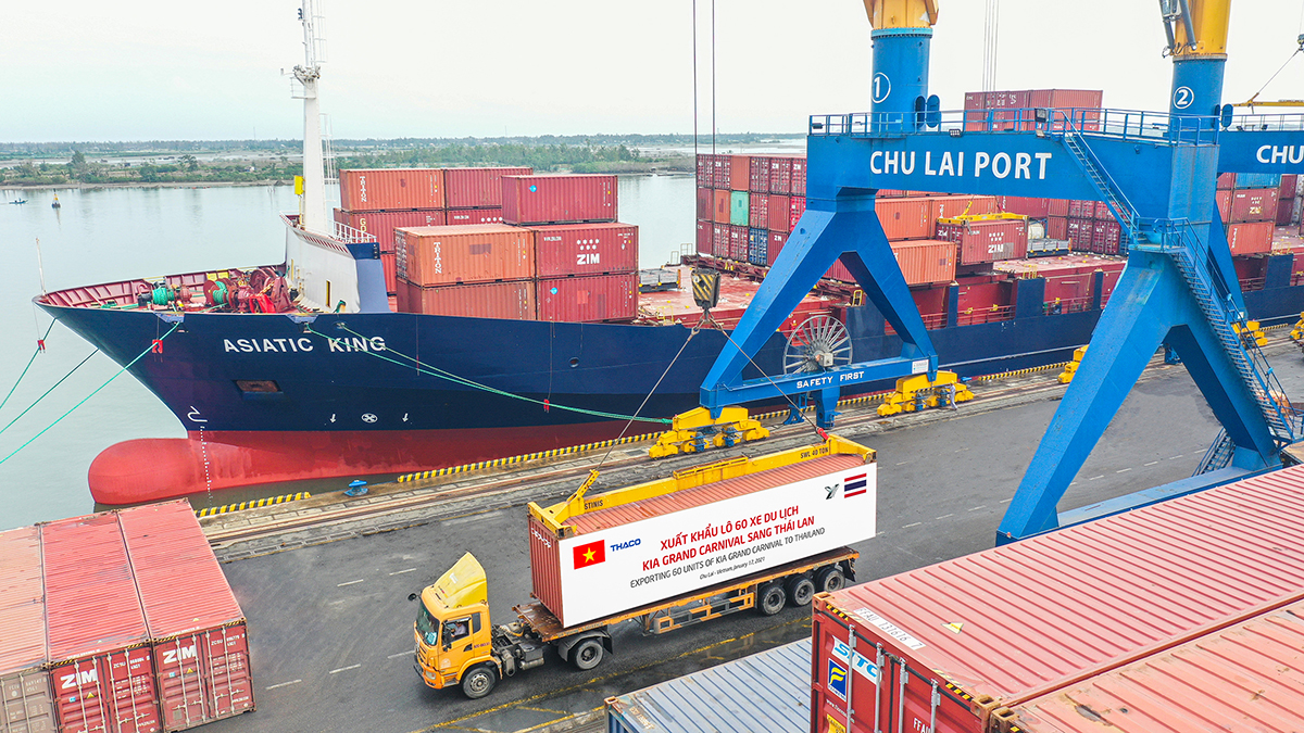 Container xe Kia Grand Carnival được đưa lên tàu chuẩn bị xuất khẩu sang Thái Lan