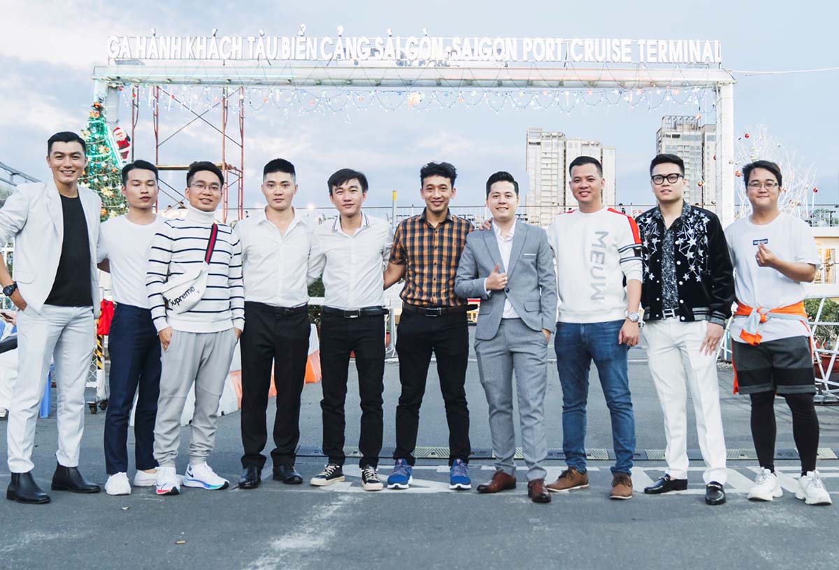 Cao Văn Hạnh (người đứng giữa, mặc veston xám) cùng bạn bè, đối tác dịp Noel 2020
