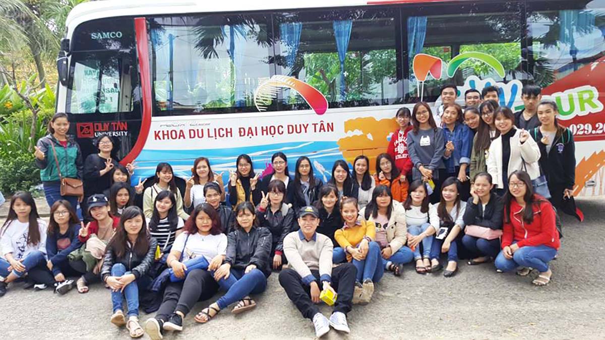 Sinh viên Du lịch DTU thỏa sức đi tham quan, học tập thực tế trên hệ thống xe buýt phục vụ ngành Du lịch của trường