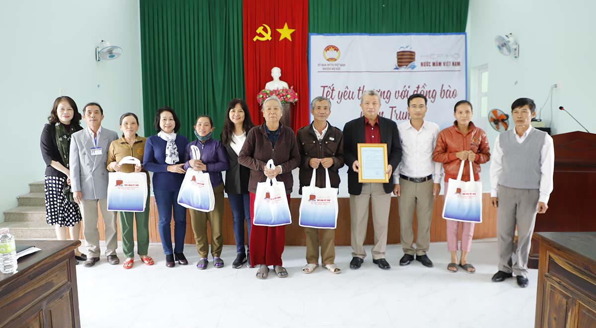Đoàn Hiệp hội Nước mắm Việt Nam đến thăm và trao quà Tết cho 40 hộ gia đình tại 2 huyện Mộ Đức và Bình Sơn có hoàn cảnh khó khăn và bị ảnh hưởng bởi bão lũ
