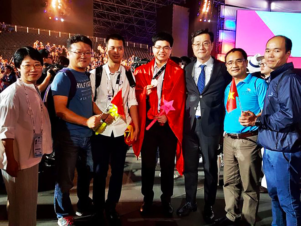 Anh Trần Nguyễn Bá Phước (giữa) giành huy chương đồng Kỳ thi Tay nghề thế giới năm 2017
