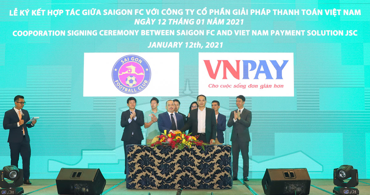Ông Nguyễn Tuấn Lương (Phó Chủ tịch HĐQT VNPAY) kí thỏa thuận hợp tác với đại diện SaiGon FC