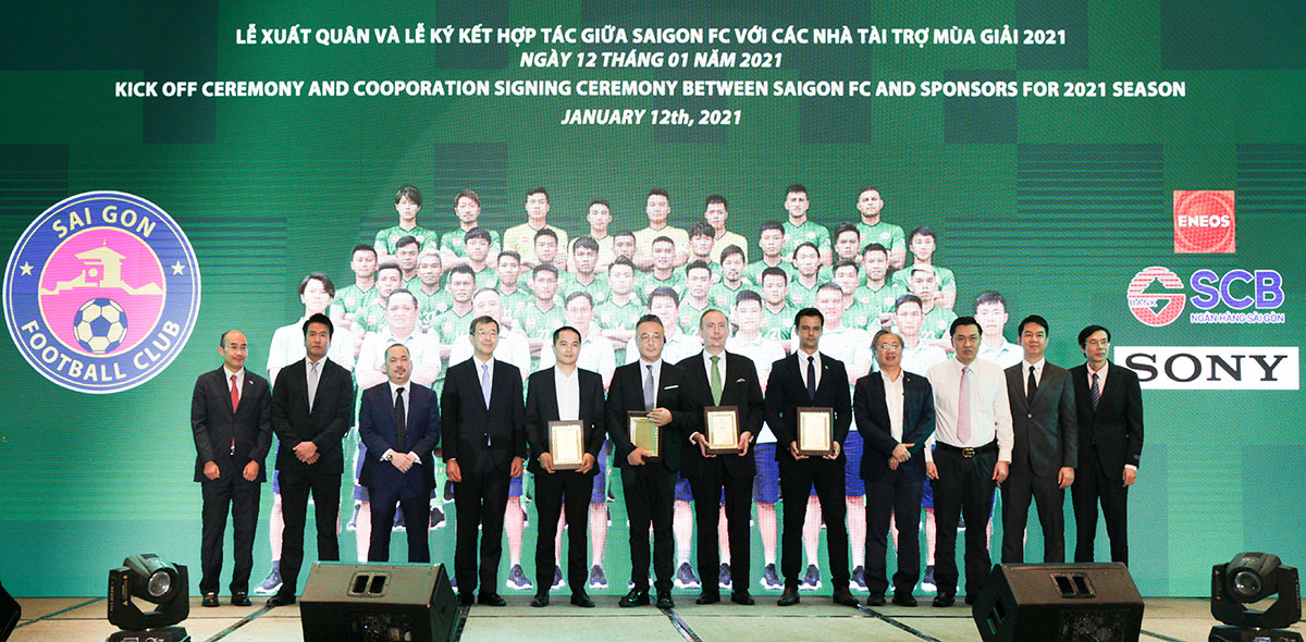 Đại diện VNPAY (thứ 5 từ trái sang) cùng các nhà tài trợ nhận kỷ niệm chương từ Câu lạc bộ Sài Gòn