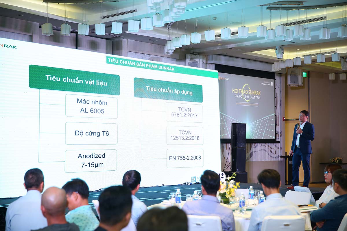 Ông Hoàng Thanh Tùng - Giám đốc Khối Kinh doanh dự án Tập đoàn Austdoor phát biểu tại hội thảo