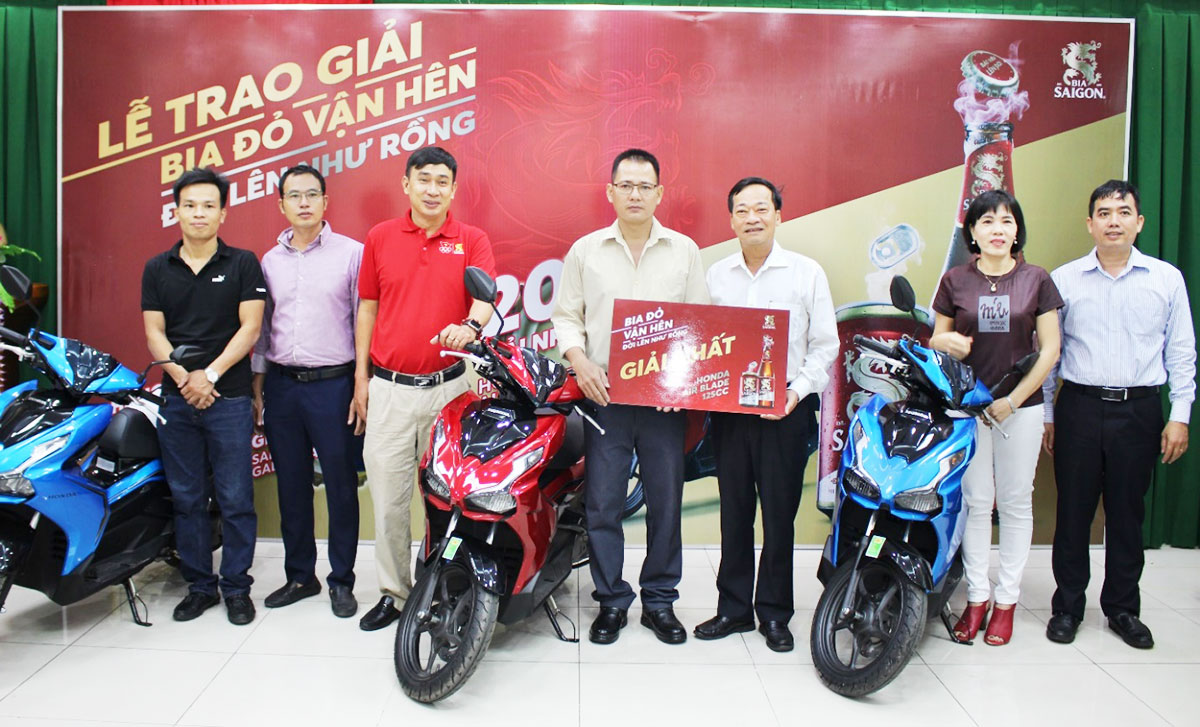 Những khách hàng may mắn nhận giải thưởng xe máy Honda Air Blade tại cơ sở Bia Saigon