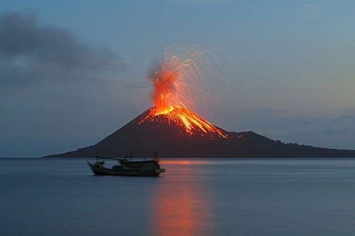 Indonesia đóng cửa sân bay vì núi lửa phun trào 2