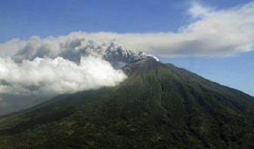Núi lửa Gamalama ở đông Indonesia phun trào - Ảnh: Reuters