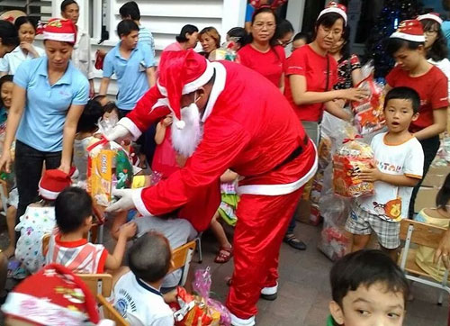 Tặng quà cho bệnh nhi