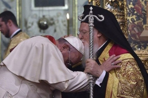 Người mở toang cửa Vatican: Chúc lành thầm lặng