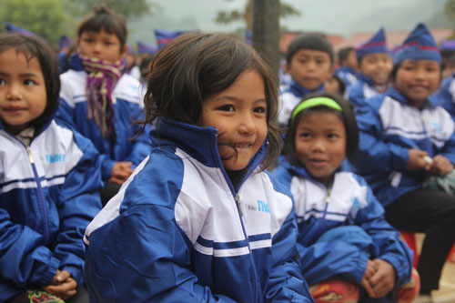 Trao áo ấm cho học sinh nghèo Nghệ An 2
