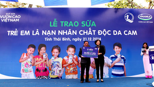 Vinamilk và Quỹ sữa “Vươn cao VN”: Cùng chung tay xoa dịu nỗi đau da cam cho trẻ em Thái Bình 3