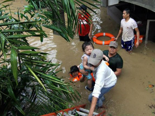 Bão Jangmi hoành hành tại Philippines, hàng nghìn người chạy lũ 1