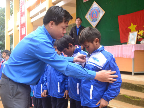 Báo Thanh Niên tặng áo ấm cho học sinh nghèo vùng cao