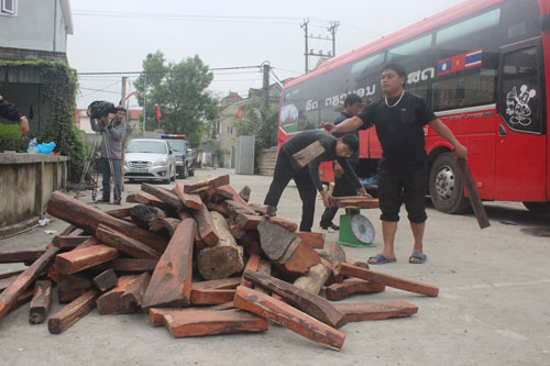 Phát hiện gỗ lậu dưới hầm của xe khách biển Lào 1