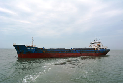 Tàu chở 1.300 tấn tinh bột sắn mắc cạn ở Cửa Việt