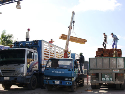 Bố trí bãi hạ tải tạm để gỡ “ùn ứ” tại cửa khẩu quốc tế Lao Bảo 2