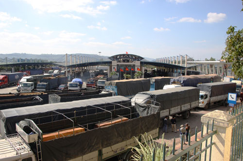 Bố trí bãi hạ tải tạm để gỡ “ùn ứ” tại cửa khẩu quốc tế Lao Bảo 1