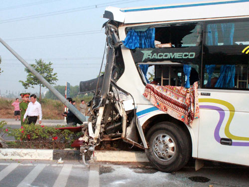 7 người bị thương trong vụ xe khách và xe tải tông nhau 2