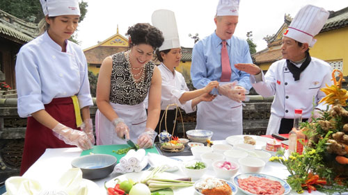 Tân Đại sứ Mỹ tại Việt Nam học nấu bún bò Huế 2
