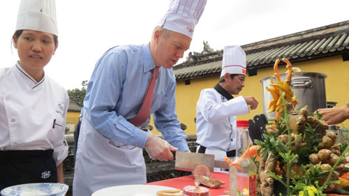 Tân Đại sứ Mỹ tại Việt Nam học nấu bún bò Huế 3