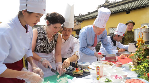 Tân Đại sứ Mỹ tại Việt Nam học nấu bún bò Huế 4
