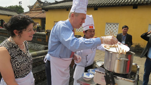 Tân Đại sứ Mỹ tại Việt Nam học nấu bún bò Huế 5