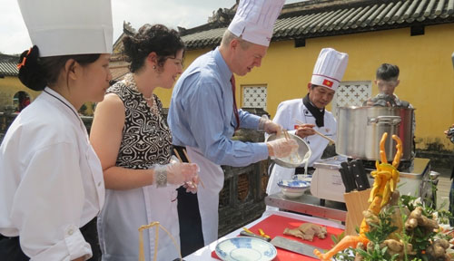 Tân Đại sứ Mỹ tại Việt Nam học nấu bún bò Huế 6