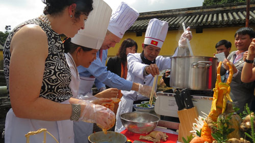 Tân Đại sứ Mỹ tại Việt Nam học nấu bún bò Huế 7