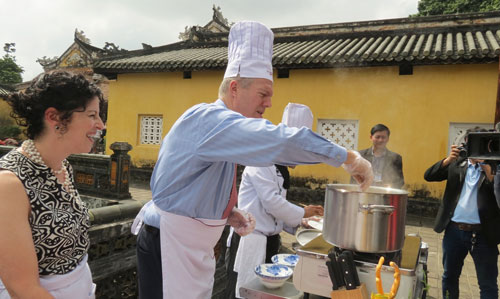 Tân Đại sứ Mỹ tại Việt Nam học nấu bún bò Huế 8