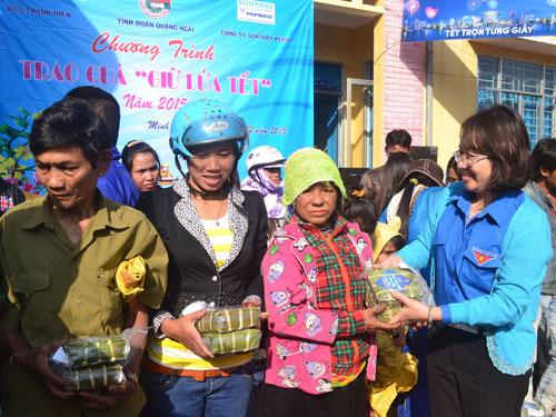 Báo Thanh Niên trao quà tết cho người nghèo ở Quảng Ngãi 2