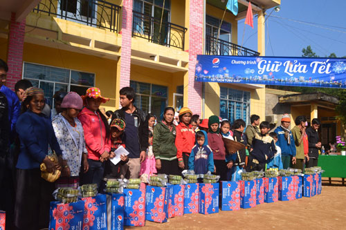 Báo Thanh Niên trao quà tết cho người nghèo ở Quảng Ngãi 3