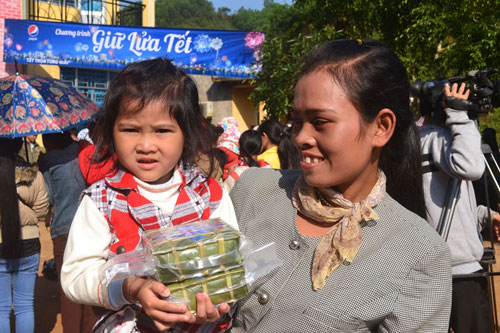 Báo Thanh Niên trao quà tết cho người nghèo ở Quảng Ngãi 4