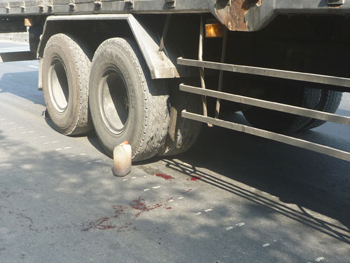 Tiền Giang: Xe tải tông xe đạp lọt vào gầm, phụ nữ thoát chết trong gan tấc