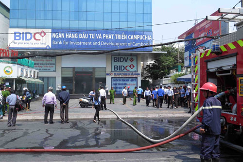 (TNO) Vào khoảng 11h45 Chi nhánh ngân hàng đầu tư và phát triển Campuchia toạ lạc tại số 110 CMT8 Phường 7 Q 3, khói bốc lên nghi ngút tại tầng 1 sau 5 phút lực lượng cảnh sát PCCC quận 3 đã nhanh chóng cứu chữa kịp thời, không bị thiệt hại về người. Hiện cơ quan chức năng đang điều tra vụ cháy. 3