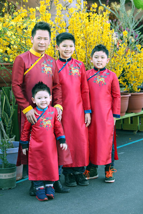 Gia đình Bằng Kiều-Dương Mỹ Linh mặc áo dài đón tết 3