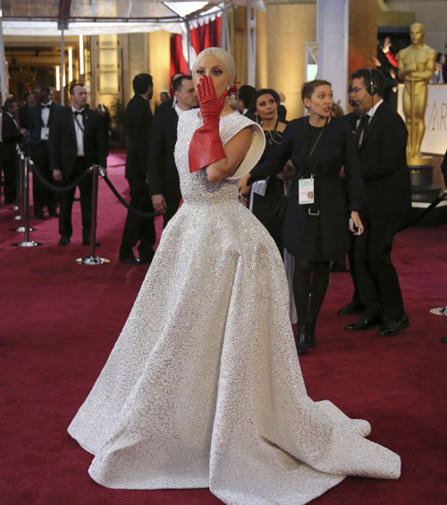 Oscar 2015: Lady Gaga bị chê vì mang “găng tay rửa chén” 1