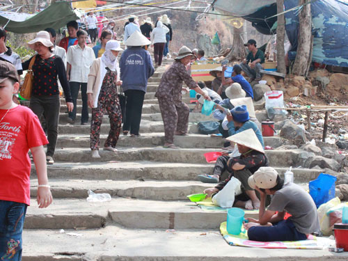 Choáng với “đạo quân” xin ăn bao vây chùa Châu Thới 3