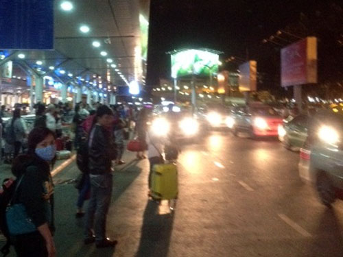Chấn chỉnh ngay việc xếp hàng đón taxi tại sân bay Tân Sơn Nhất