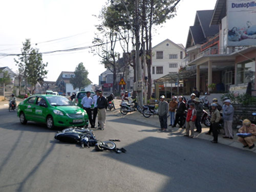 Taxi tông xe máy gãy đôi