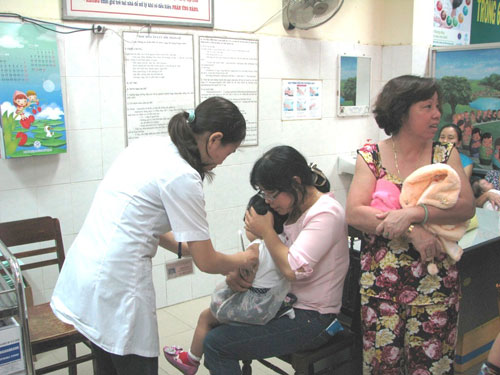 Đà Nẵng: Người dân chen nhau đưa con đi tiêm ngừa vắc xin dịch vụ