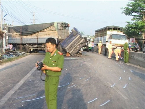 Tiền Giang: Xe khách va chạm xe tải chắn ngang đường làm 3 người thương vong