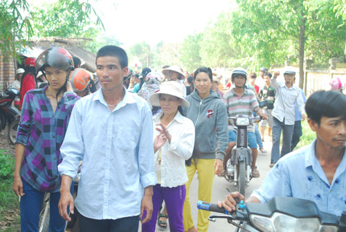 Phụ huynh bức xúc phản đối việc sát nhập trường học tại Phú Lộc 2