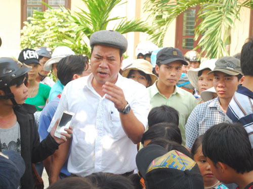 Phụ huynh bức xúc phản đối việc sát nhập trường học tại Phú Lộc